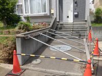 塀の傾き補正工事その３約２週間に渡ってゆっくりと正常な位置へ戻します。