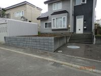 塀の傾き補正工事その５新しく作った土留め塀とも馴染み、土地活用も広がります。